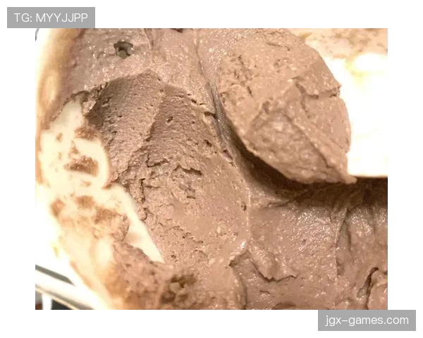 埃琳·安德森家的冰箱里塞满了蛋白粉，连冰淇淋都得排队等解冻