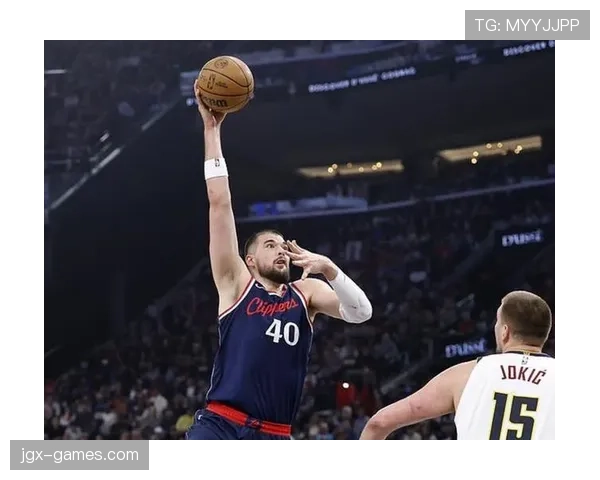 戈登利用挡拆拉开空间提升三分命中率主导火箭进攻